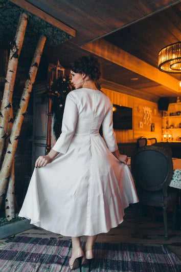 Vestido de novia de tafetán con escote redondo y manga larga, estilo formal.